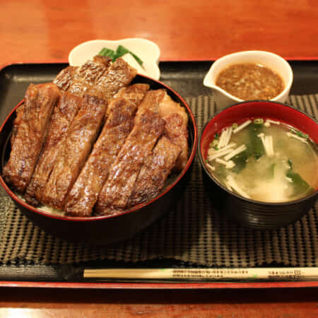 黒毛和牛ステーキ丼｜浅草でハンバーグのテイクアウト・デリバリーならモンブラン