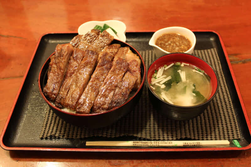 黒毛和牛ステーキ丼｜浅草でハンバーグのテイクアウト・デリバリーならモンブラン